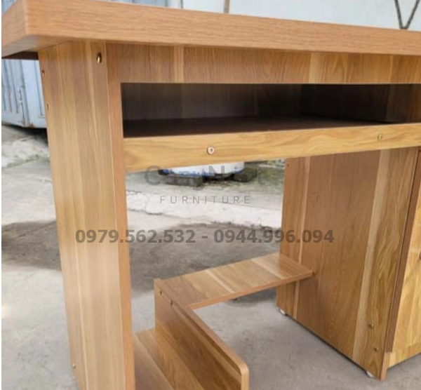 Bàn làm việc 1m2 có tủ để đồ rộng rãi