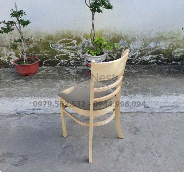 Tựa lưng cong nhẹ của ghế Monstar